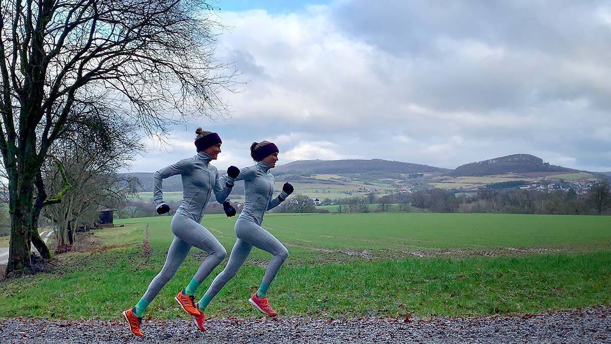 Die Marathonläuferinnen und Running Influencer Anna und Lisa Hahner motivieren mit Runninglisten via Spotify.