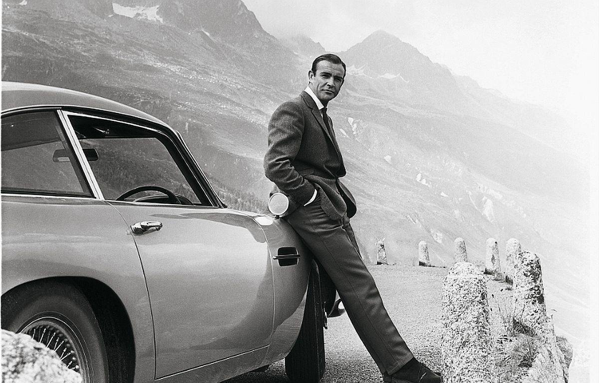 Bond-Darsteller Sean Connery mit dem DB5 bei seinem erstem Einsatz.