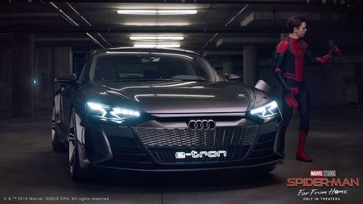 Spider-Man darf schon mal den Audi e-tron GT concept aufladen