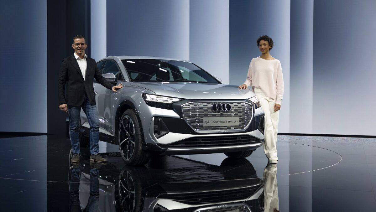 Malaika Mihambo, Marcus Keith (Audi Leiter Technical Management e-tron) und Audis neuestes Elektrofahrzeug.
