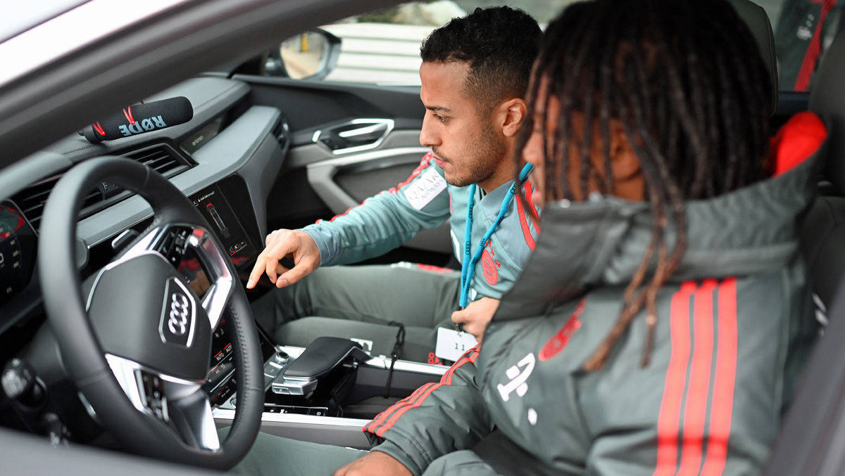 Thiago (li.) und Renato Sanches im Audi E-tron.