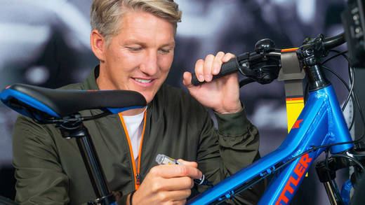 Fußballstar Bastian Schweinsteiger wirbt für Kettler.