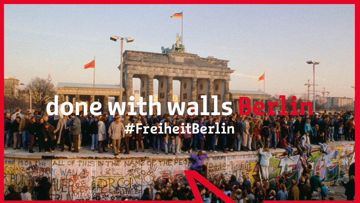 Auch den Fall der Berliner Mauer thematisiert ein Motiv der Be-Berlin-Dachkampagne. 