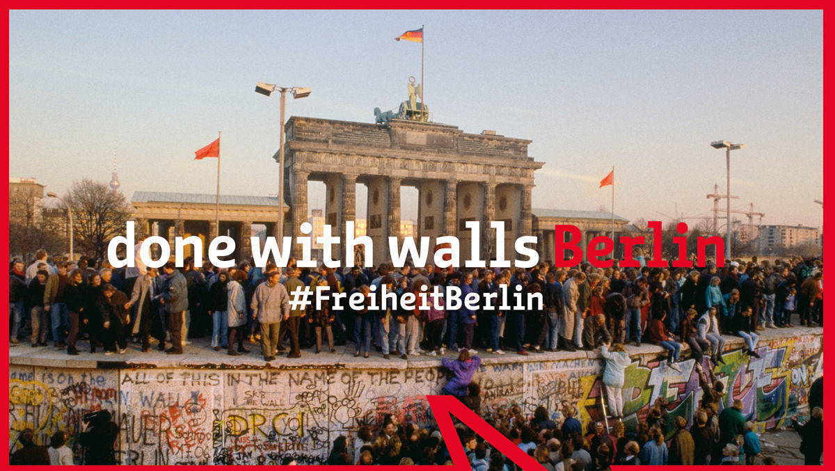Auch den Fall der Berliner Mauer thematisiert ein Motiv der Be-Berlin-Dachkampagne.