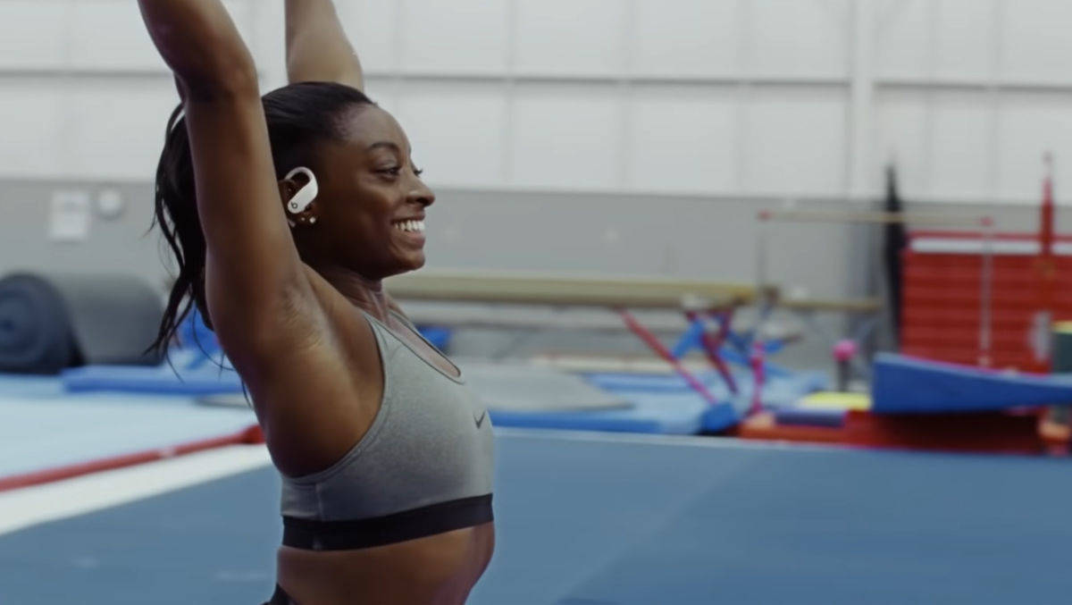 Sportler in Bewegung - nur die Kopfhörer von Beats stehen praktisch still: Gymnastikprofi Simone Biles im Beats-Spot.