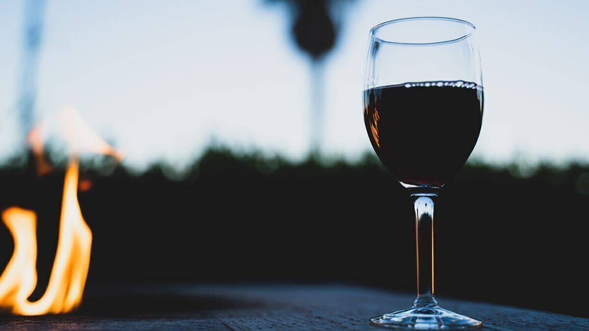 Abendbeschäftigung im Lockdown: mit einem Glas Wein auf der Terrasse.