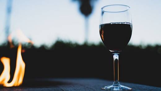 Abendbeschäftigung im Lockdown: mit einem Glas Wein auf der Terrasse.