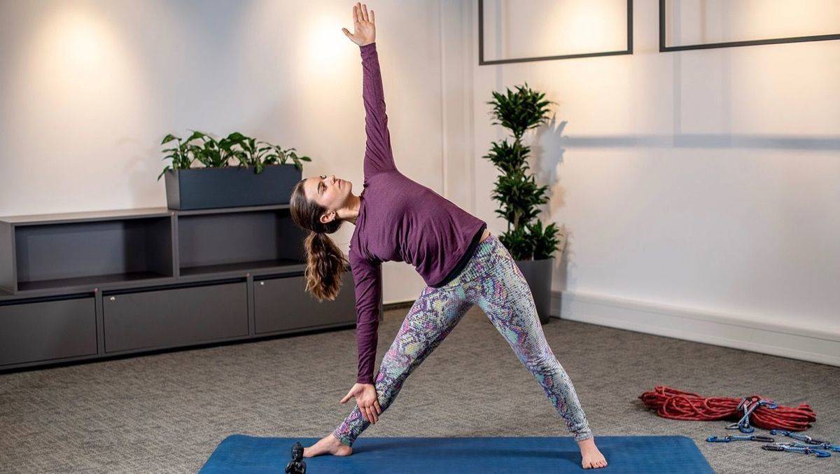 Yoga in den eigenen vier Wänden hilft auch Bergsportlern beim Fitbleiben