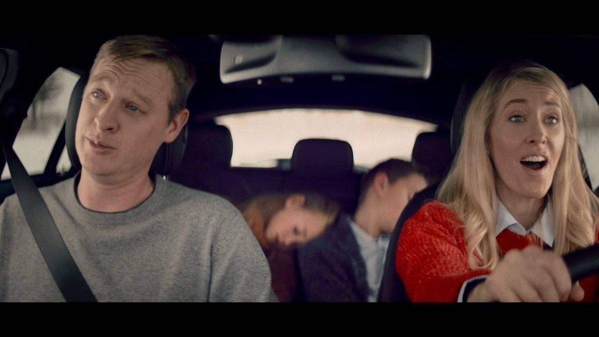 Das leise Gleiten des Elektroautos unterstreicht die besinnliche Stille der schneebedeckten Landschaft, im SUV hingegen feiern die vier Insassen die Weihnachtszeit mit lauter Stimme beim Weihnachtslieder-Singen.