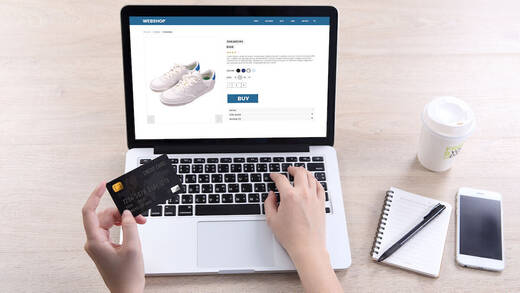 Onlinehandel wird schon längst nicht mehr nur von Jüngeren genutzt. Käufer ab 50 Jahren seien 2021 für mindestens die Hälfte alle Einkäufe im Internet verantwortlich gewesen, sagt der BEVH.