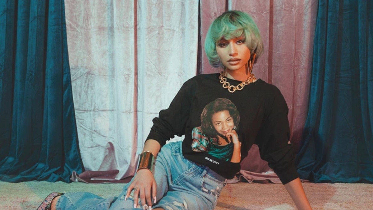 Auf dem Hoodie ist die junge Beyoncé im weihnachtlichen Outfit zu sehen.