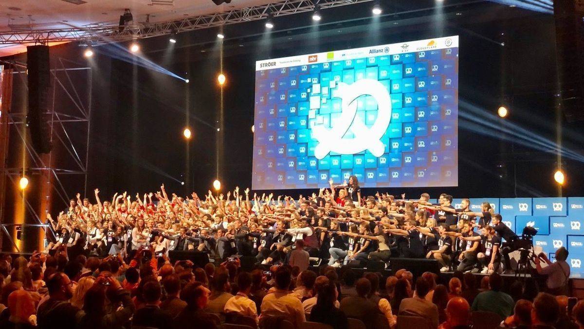 Zum Abschluss an Tag 2 der Messe bedankte sich das Bits & Bretzels Team bei allen Mitwirkenden.