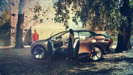 Kommt in drei Jahren auf den Markt: Der BMW iNext ohne Knöpfe, Schalter und Hebel
