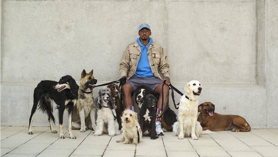 Mode mit Mann und Hund: Fußballstar Boateng wirbt für die Kollektion Boa17