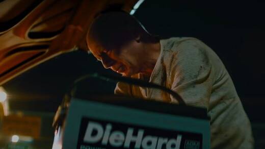 Für John McClane kann es nur eine Auto-Batterie geben.