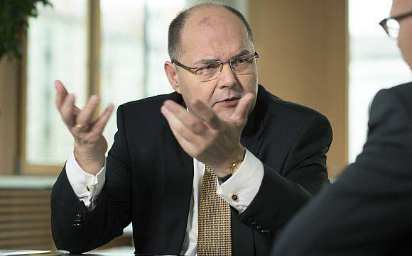 Bundesminister Christian Schmidt gilt als Werbeverbotsbefürworter. Die Bundesregierung will laut einem Medienbericht Tabakwerbung auf Plakaten und in Kinos verbannen - mit einer Ausnahme.