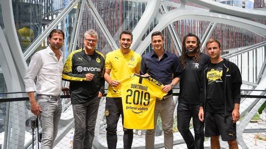 Roman Weidenfeller, Norbert Dickel , Mats Hummels, Sebastian Kehl, Patrick Owomoyela und Mario Götze (v.l.n.r.) auf dem Amazon Campus, Seattle/USA.