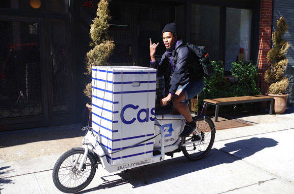 Casper liefert in Berlin Matratzen per Fahrradkurier (Foto: Casper).
