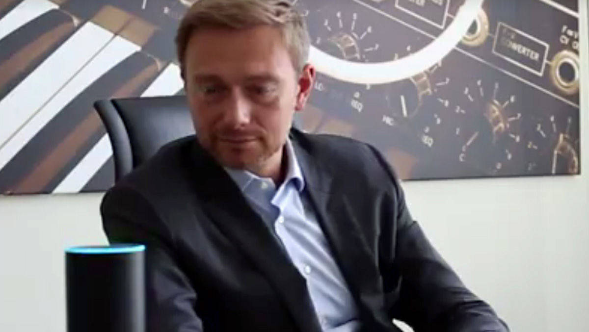 FDP-Chef Christian Lindner im trauten Gespräch mit Alexa.