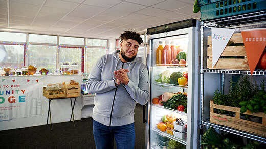 Weihnachten, und der Kühlschrank ist voll: Koch-Rapper Big Zuu zeigt, dass das leider nicht selbstverständlich ist.