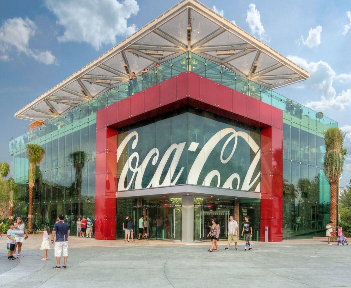 Der Coca-Cola-Konzern - hier im Bild ein neuer Store in Orlando - erwägt offenbar den Einstieg in ein neues Geschäftsfeld. 