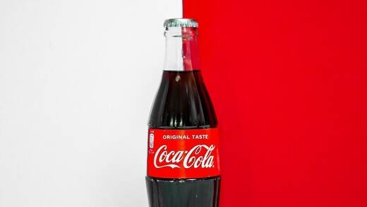 Weniger Plastik, neue Größe: Coca-Cola testet nachhaltige Flaschen-Alternativen.