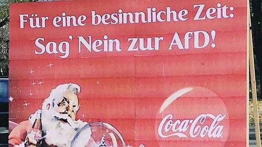 Der Absender des Anti-AfD-Plakats ist nicht Coca-Cola. Das Motiv stand in Berlin und wurde am 4. Dezember entfernt.