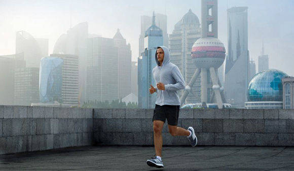 Im Kapuzenpulli durch Schanghai: Szene aus dem internationalen Commerzbank-Spot.