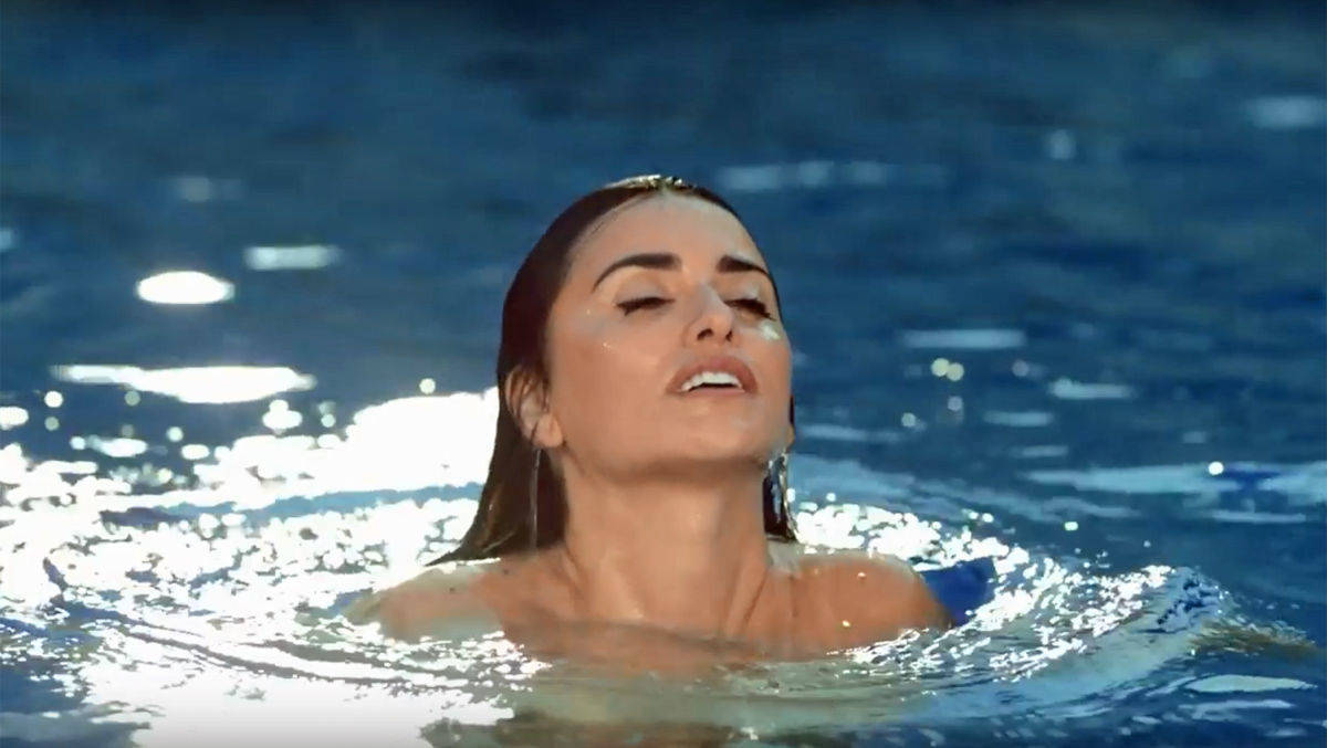Schauspielerin Penélope Cruz schwimmt für Costa Kreuzfahrten.