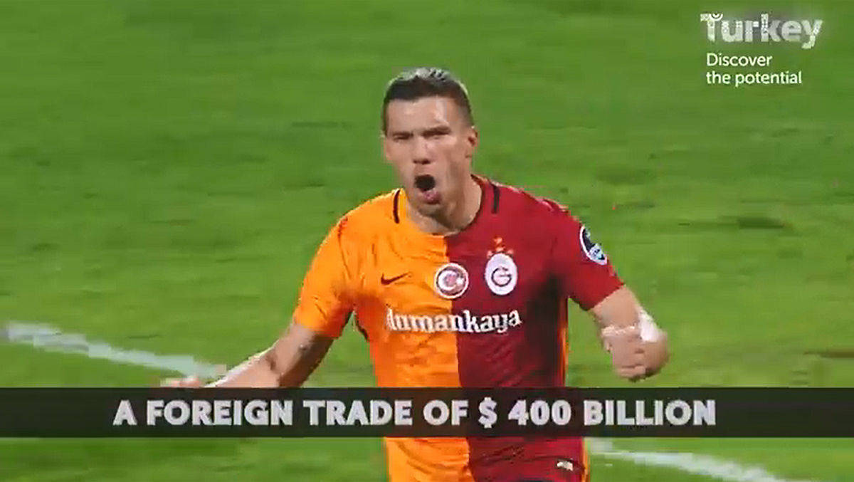 "Come to Turkey", sagt Lukas Podolski am Ende des Spots. Er selbst wechselt nach Japan.