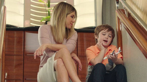 Im Spot findet Jennifer Aniston einen neuen Freund und zeigt sich nahbar.