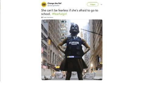 Ausdrucksstarke Aktion: Das Fearless Girl mit kugelsicherer Weste.