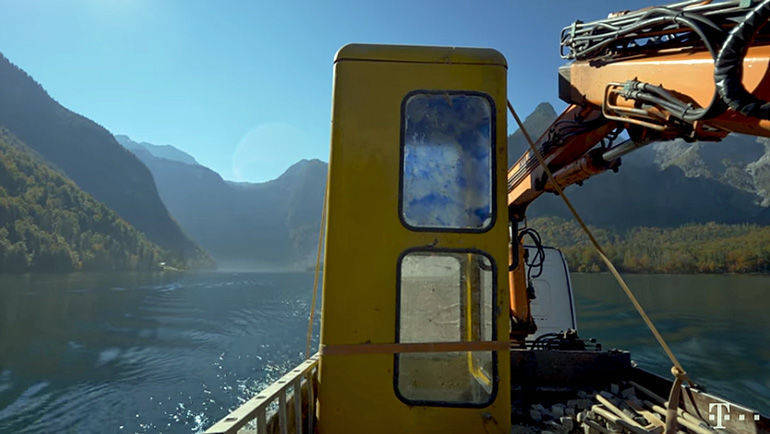 Da fährt sie hin, die letzte gelbe Telefonzelle: Die Deutsche Telekom filmt ihren Abtransport mit dem Elektroboot über den Königssee, 
