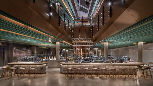 Bars, Bäckerei und Eis gibt es in dem riesigen Starbucks-Kaffeehaus in Chicago.