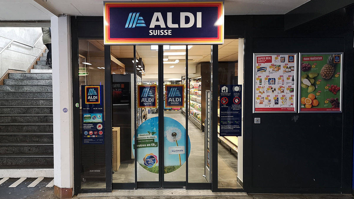 Aldi to go: Auf Pendler zugeschnittenes Sortiment bietet viele fertige Snacks zum Mitnehmen an.