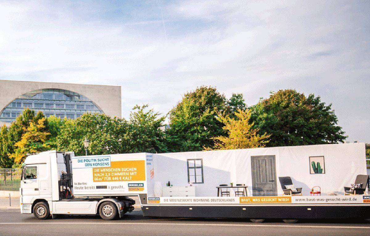 Diesen unübersehbaren Truck schickt Immobilienscout in Berlin auf die Straße.