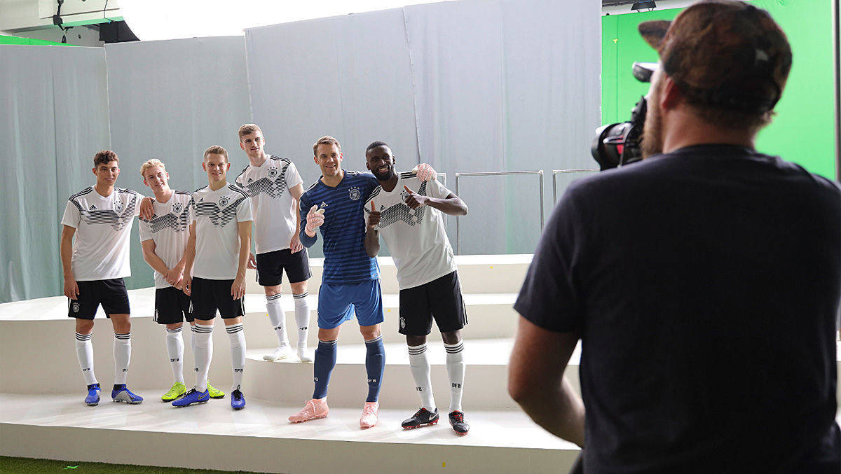 Gut gelaunte Fußball-Nationalspieler werben im Namen des neuen DFB-Sponsors VWolswagen.