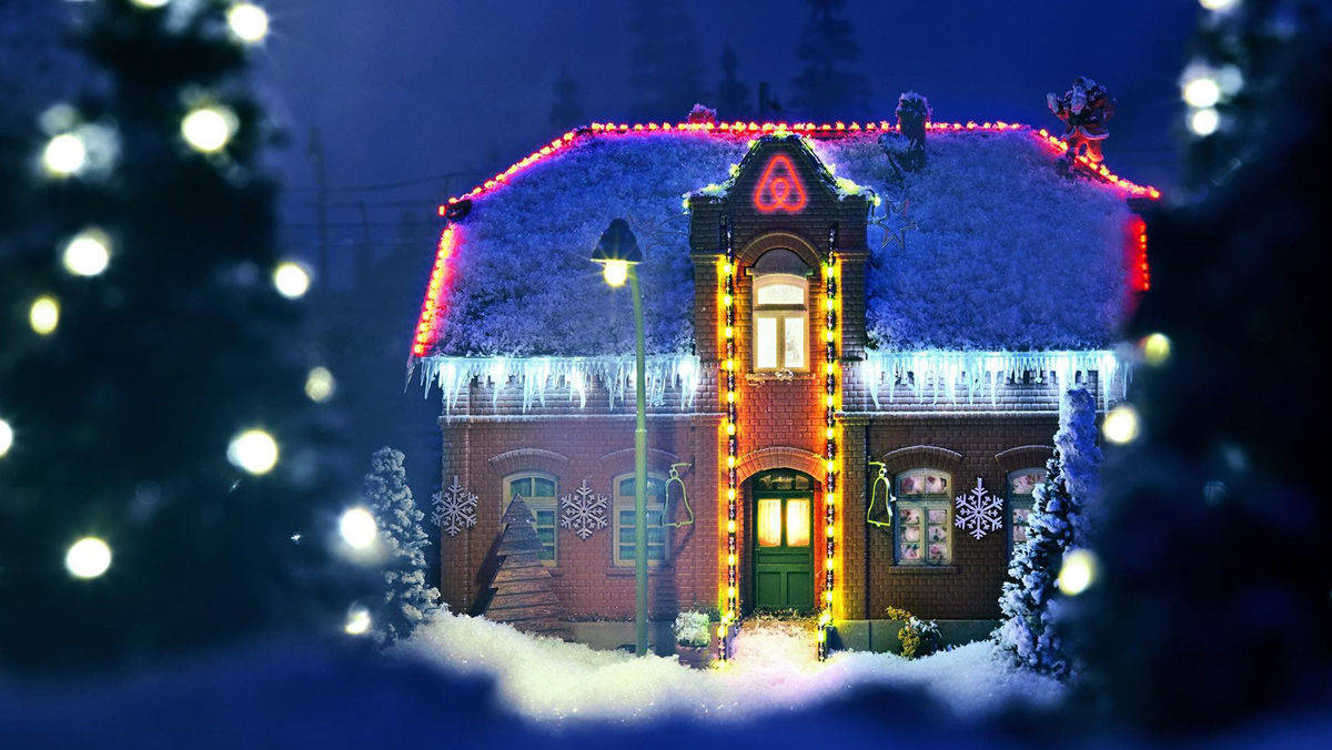 Gemütlich: Das klitzekleine Haus ist weihnachtlich geschmückt.