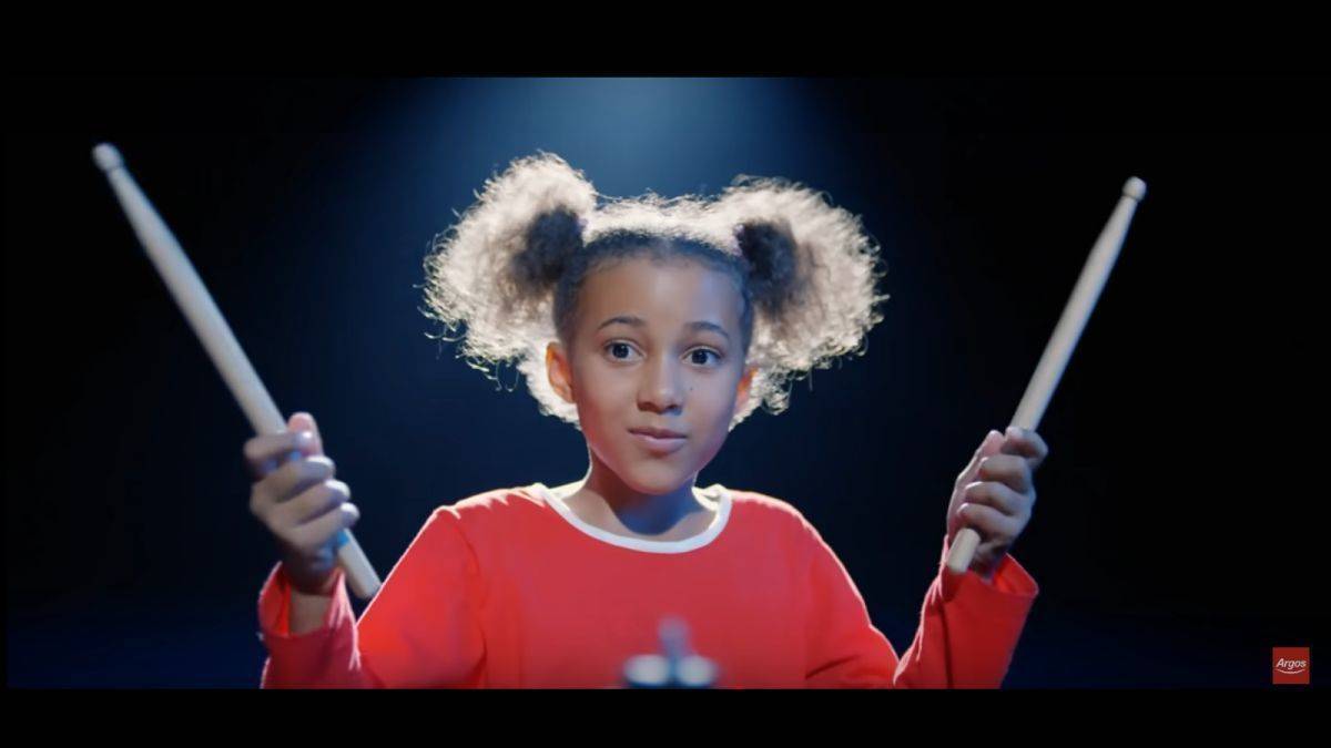 Im Spot von Argos erweckt der Weihnachtswunsch der Tochter beim Vater einen Kindheitstraum wieder zum Leben.