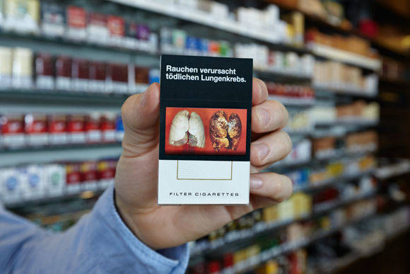 Ab Ende Mai müssen sich Raucher auf große Schockbilder und Warnhinweise auf Zigarettenschachteln einstellen. Nun soll auch Plakat- und Kinowerbung verboten werden.