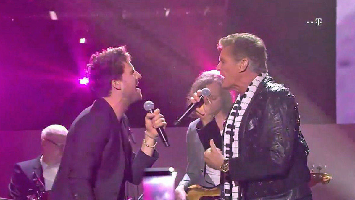 Moderator Luke Mockridge singt mit David Hasselhof.