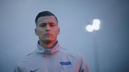 Hertha-Profi Davie Selke ist eines der Testimonials im Spot.