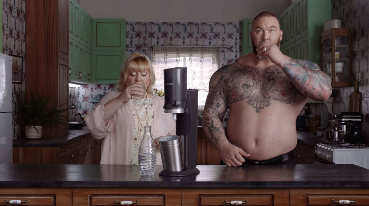 Im Sodastream-Spot wohnt "Der Berg" Thor Bjornsson noch bei seiner Mama.