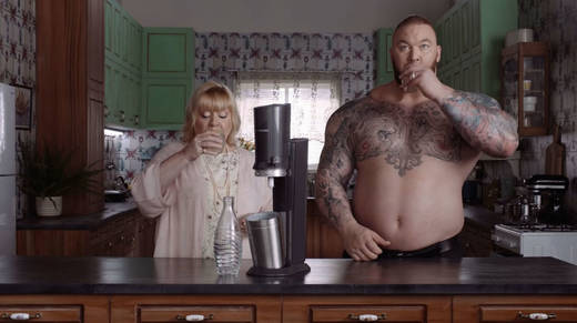 Im Sodastream-Spot wohnt "Der Berg" Thor Bjornsson noch bei seiner Mama.