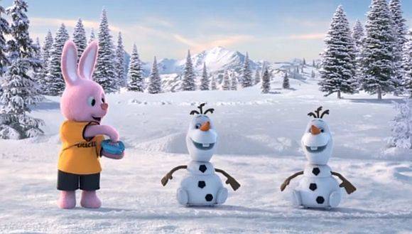 Der Duracell-Hase ist zurück im TV - und peppt Schneemann Olaf aus dem Disney-Film "Die Eiskönigin - Völlig unverfroren" auf.
