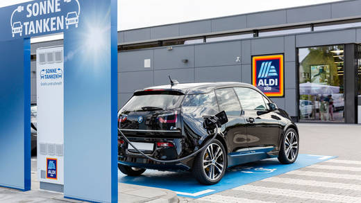 Aldi Süd baut sein Netz mit Stromtankstellen aus. Die erste der 28 neu geplanten 50-kW-Schnellladesäulen wurde am 8. August an der Aldi Süd Filiale in Seeheim-Jugenheim in Betrieb genommen.