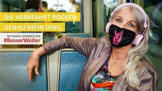 Machen aus der Situation das Beste: Fahrgäste des öffentlichen Nahverkehrs in einer neuen Anzeigenkampagne.
