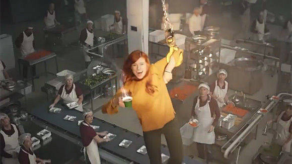 Vom Fabrikband in das eigene Café: Der TV-Spot erzählt von der Erfüllung eines Lebenstraums
