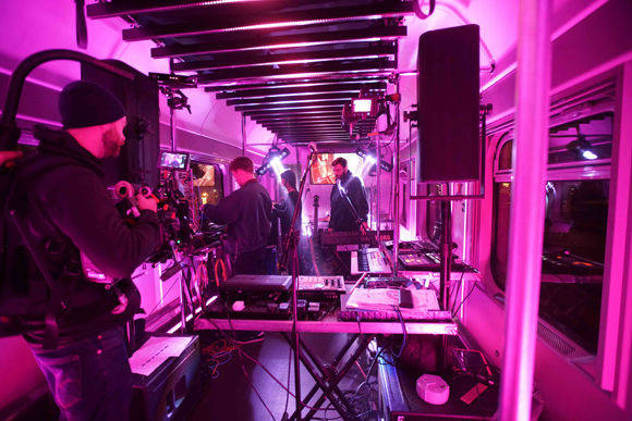 Das DJ-Duo Mount Kimbie für Desperados in Aktion.