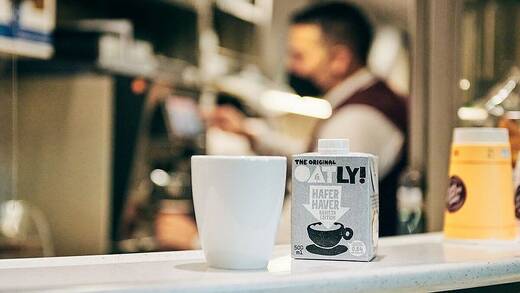 Pflanzliche Alternative zur Kuhmilch: Bei der Bahn gibt's jetzt auch den Haferdrink von Oatly zum Kaffee.